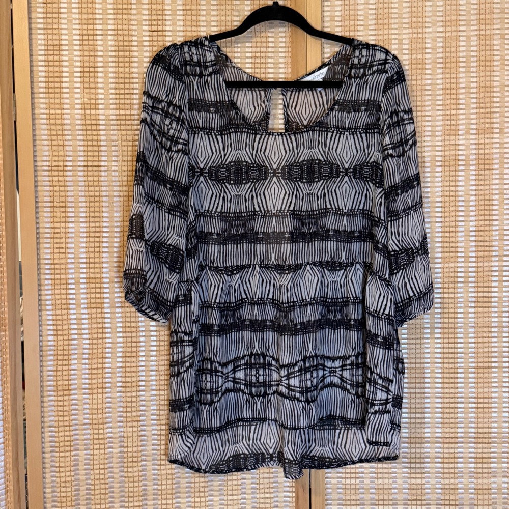 Charming Charlie Black White Abstract Geometric Sheer Keyhole Back Tunic Top L